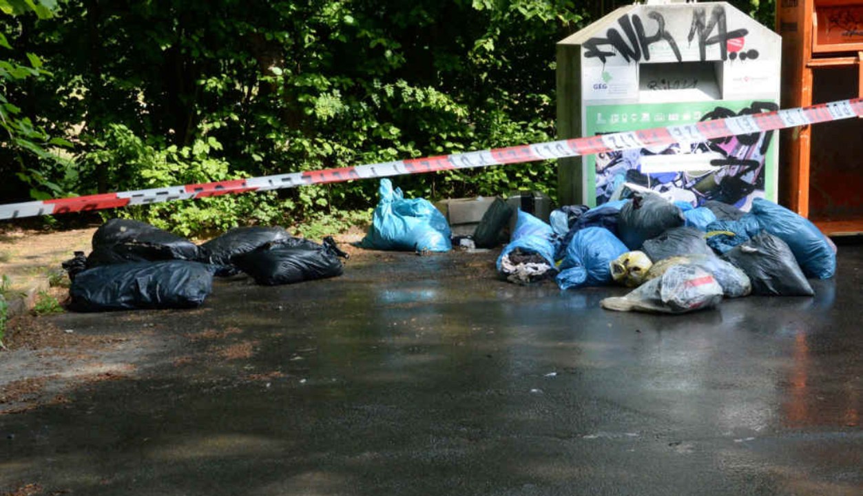 Aus Altkleider-Container fließt Blut: Polizei und Feuerwehr rücken 10 Minuten später an