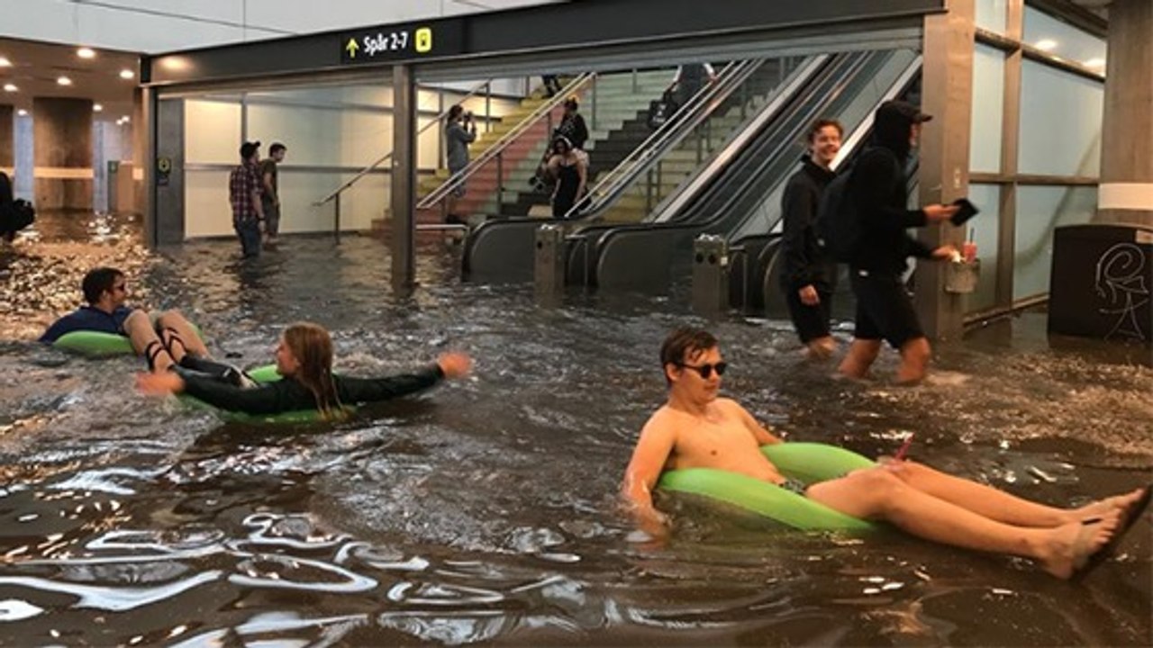 Planschen statt reisen: Schwedischer Bahnhof wird kurzerhand zum Schwimmbad!