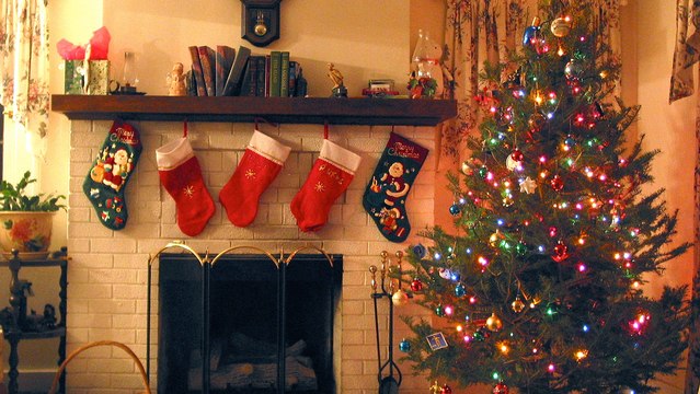 Weihnachtsbaum frisch halten: So bleibt der Tannenbaum grün
