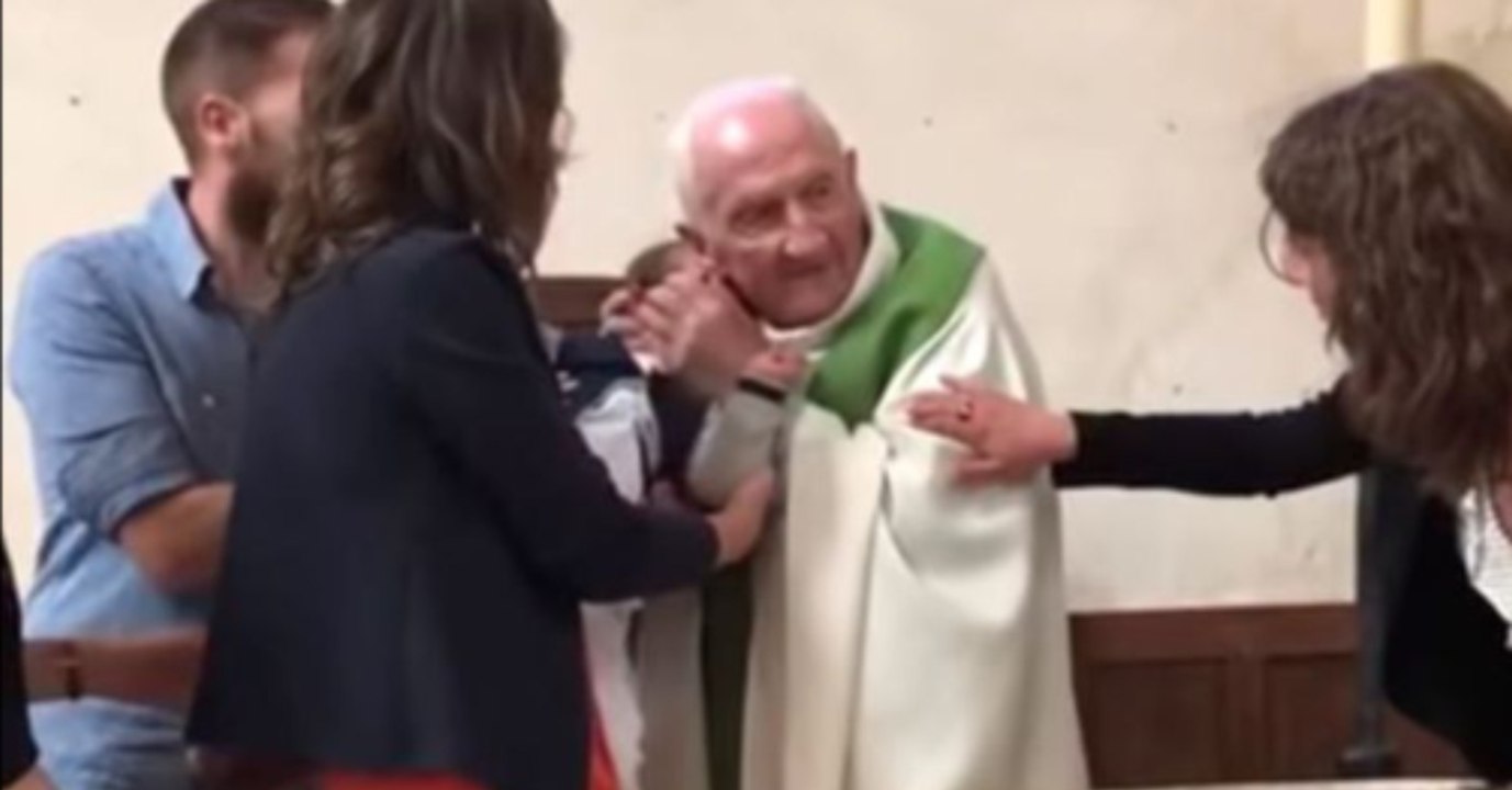 Nach Ohrfeige bei Taufe: Jetzt spricht der Priester und erklärt sich!