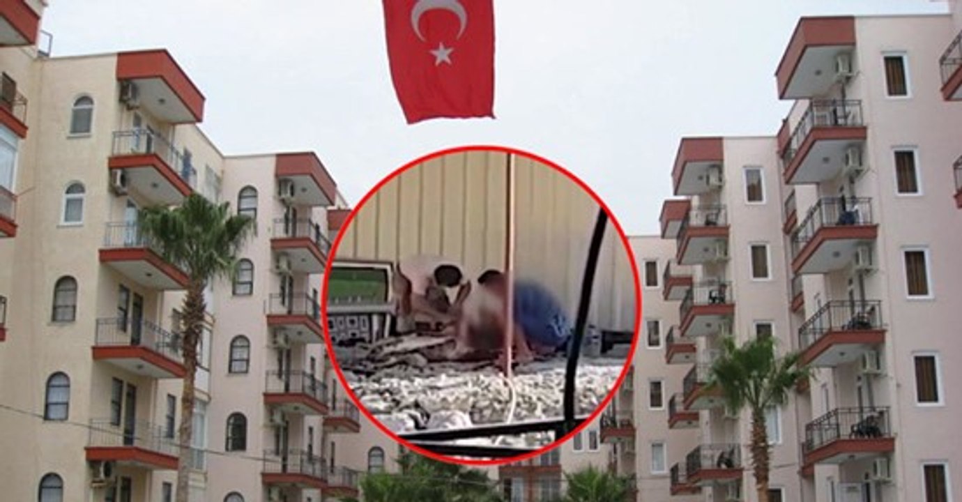 Im Türkei-Urlaub: Hotelgäste gucken aus dem Fenster und beobachten, wie zwei Männer das Beil heben!