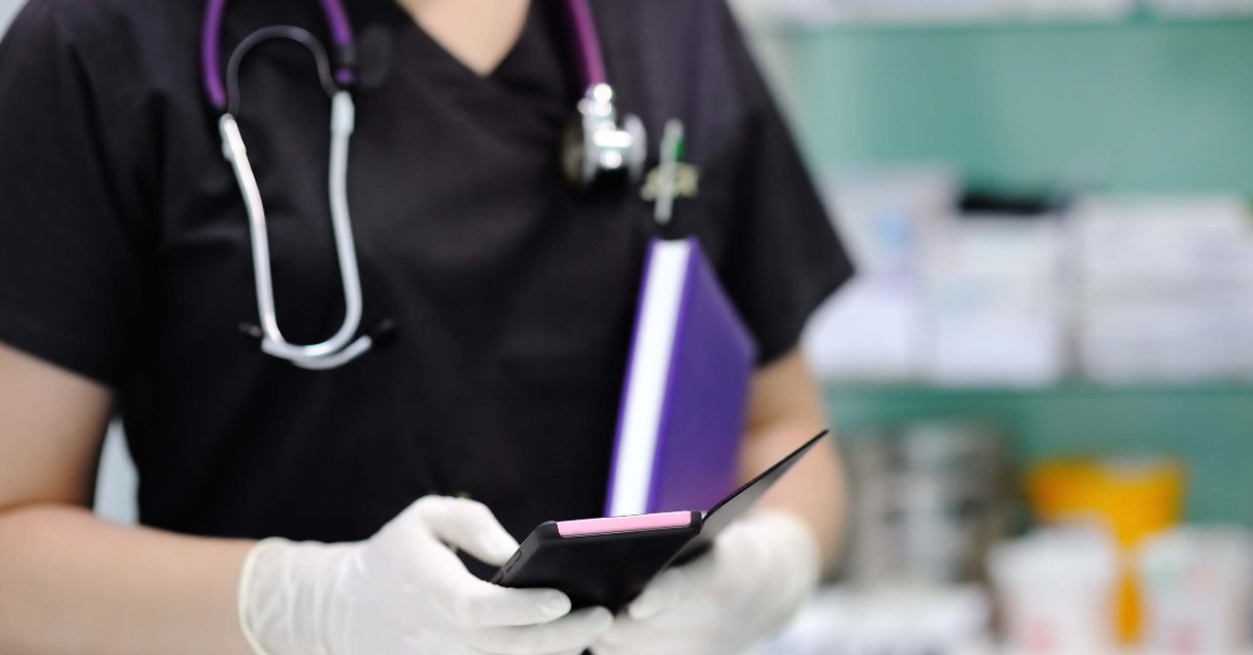 Zwei Krankenschwestern posten ein Foto. Dann werden sie gefeuert.