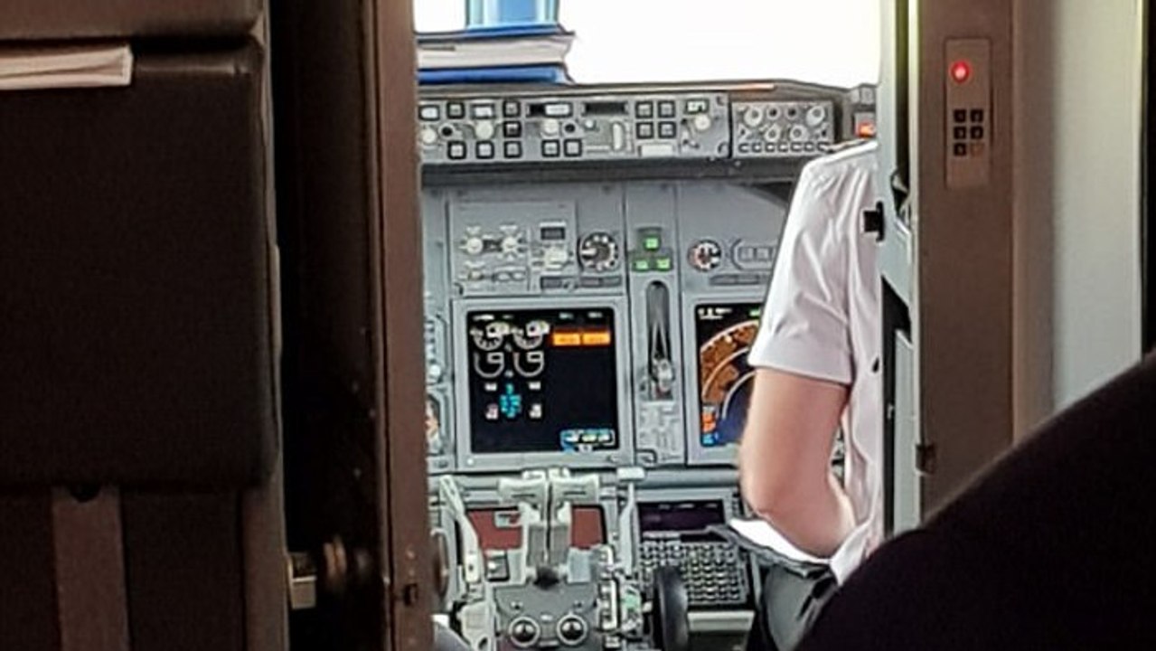 Was dieser Passagier im Cockpit entdeckt, beschert ihm Schweisausbrüche