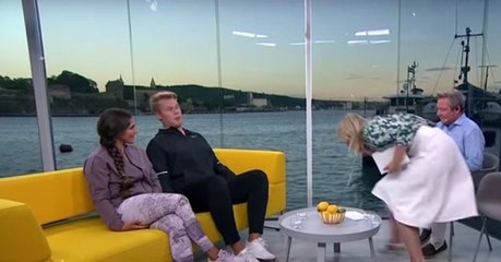 Mitten in der Live-Sendung kotzt Moderatorin ihre Gäste an...