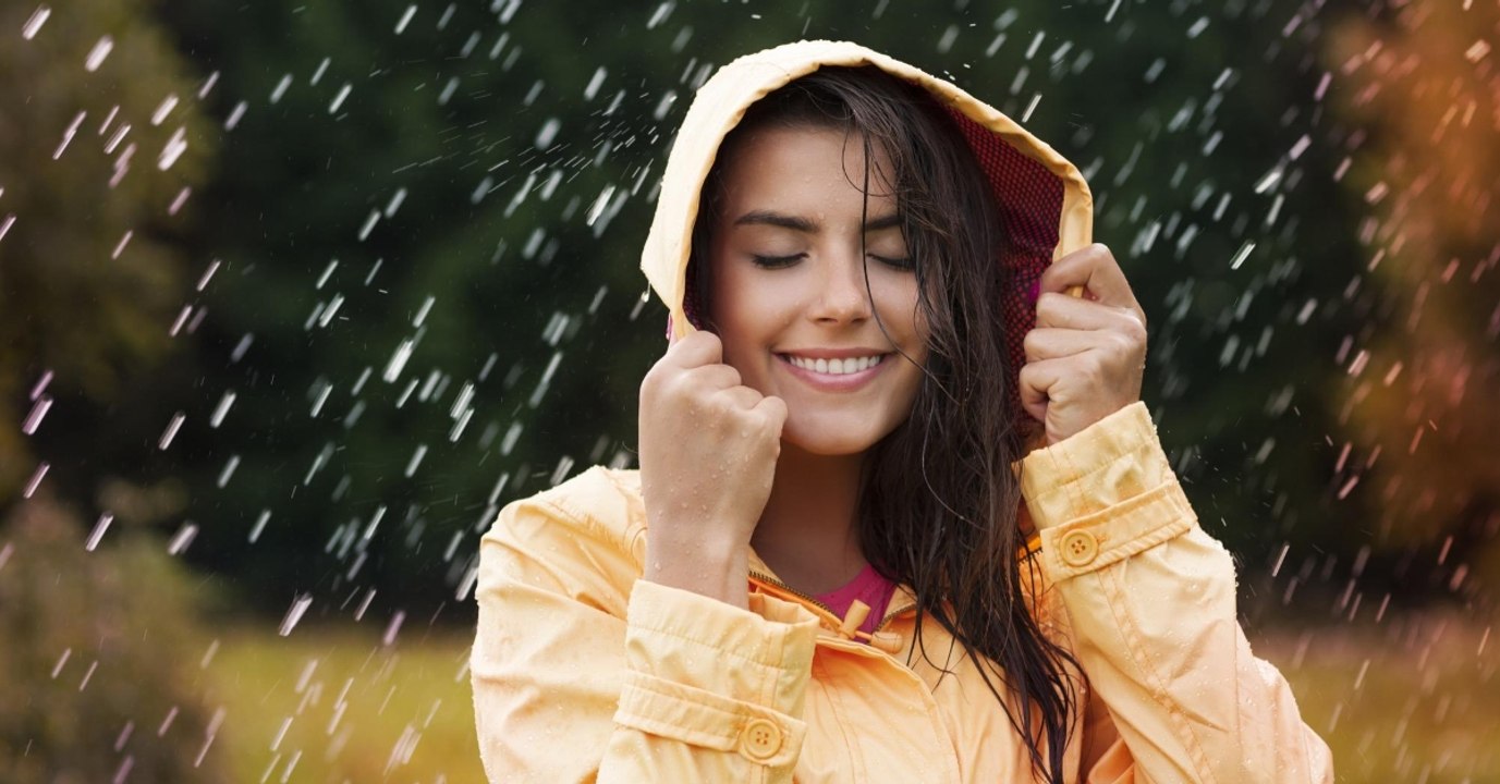 Darum kräuseln sich deine Haare bei Feuchtigkeit und Regen