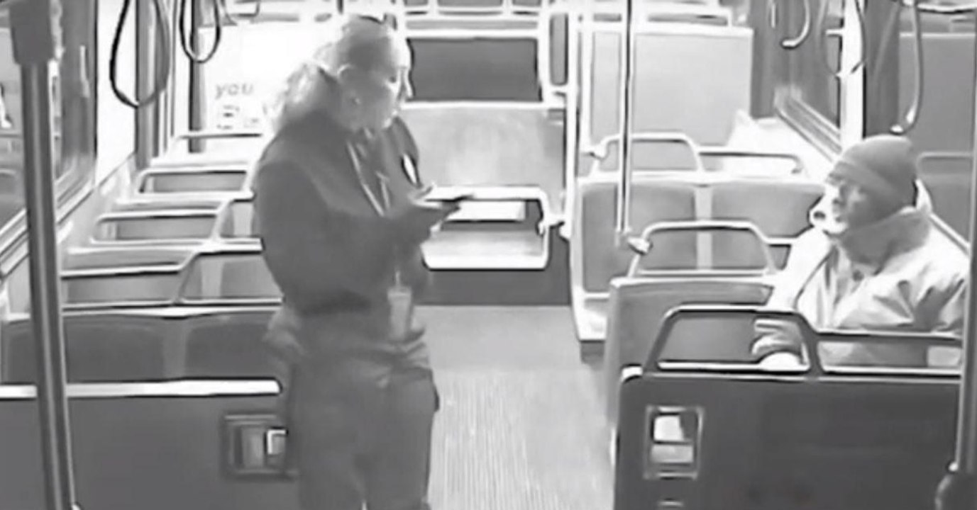 Ein Obdachloser steigt in ihren Bus. Die Reaktion der Fahrerin ist unvergleichbar!