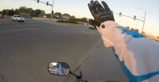 Von ihrem Motorrad aus entdeckt sie ein winziges Etwas mitten auf der Kreuzung