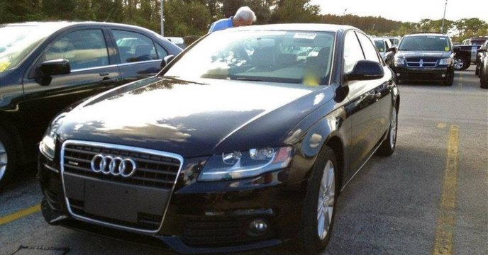 Deutschland: Autofahrer hört besorgniserregende Geräusche und sieht im Motorraum nach