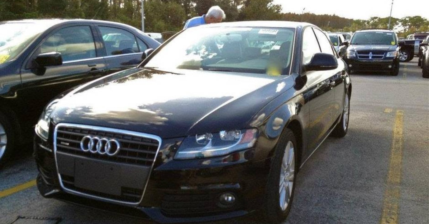 Deutschland: autofahrer hört besorgniserregende geräusche und sieht im motorraum nach