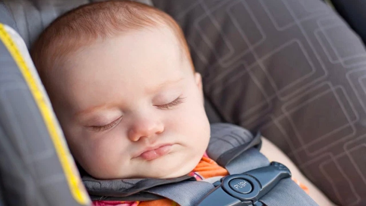 Tragischer Unfall: Babysitter legt Mia zum Schlafen in Autositz. Dann hört Mia auf zu atmen