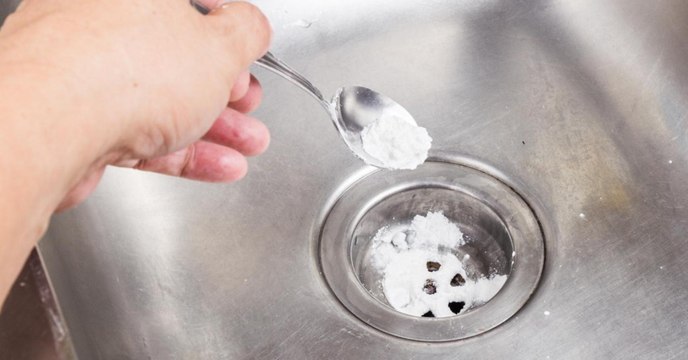 Sie streut Salz in die Spüle. Das Ergebnis ist verblüffend