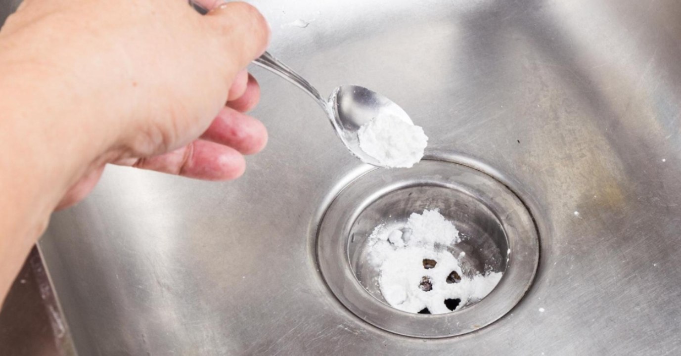 Sie streut Salz in die Spüle. Das Ergebnis ist verblüffend