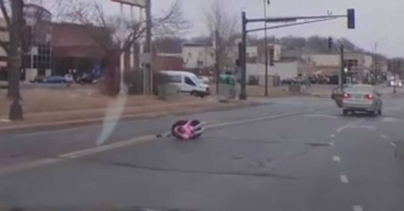 Schock: Kind fällt aus fahrendem Auto. Was dann passiert, ist unglaublich!