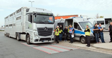 Lebensgefährlich: Polizei-Kontrolle deckt skandalösen Zustand auf der Autobahn auf