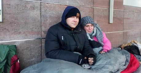 下载视频: Mitten in Deutschland: Sie sind obdachlos - wegen ihres Hundes!