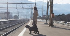 Am Bahnhof: Mit einer perversen Technik will sie sich ihres Hundes entledigen (Video)