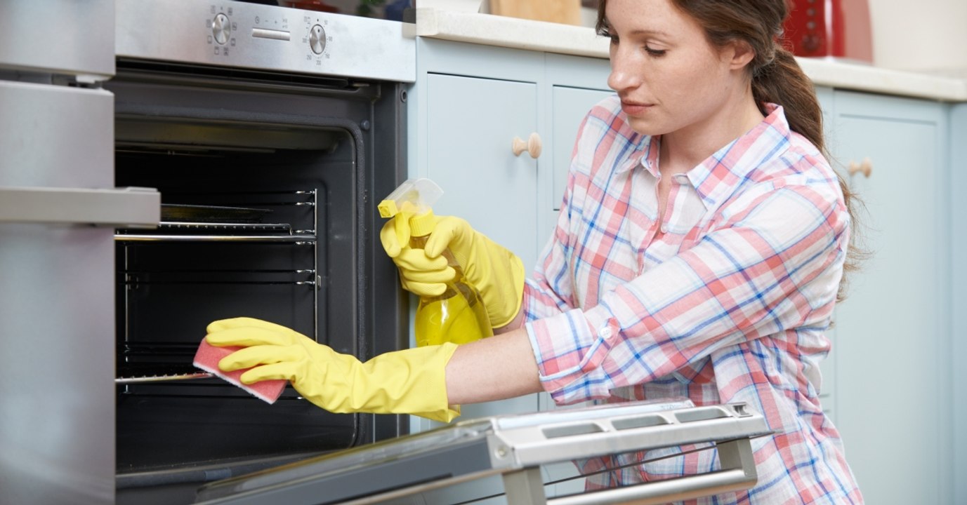 Nach neun Jahren putzt sie zum ersten Mal ihren Backofen. Dank eines Tricks sieht er aus wie neu!