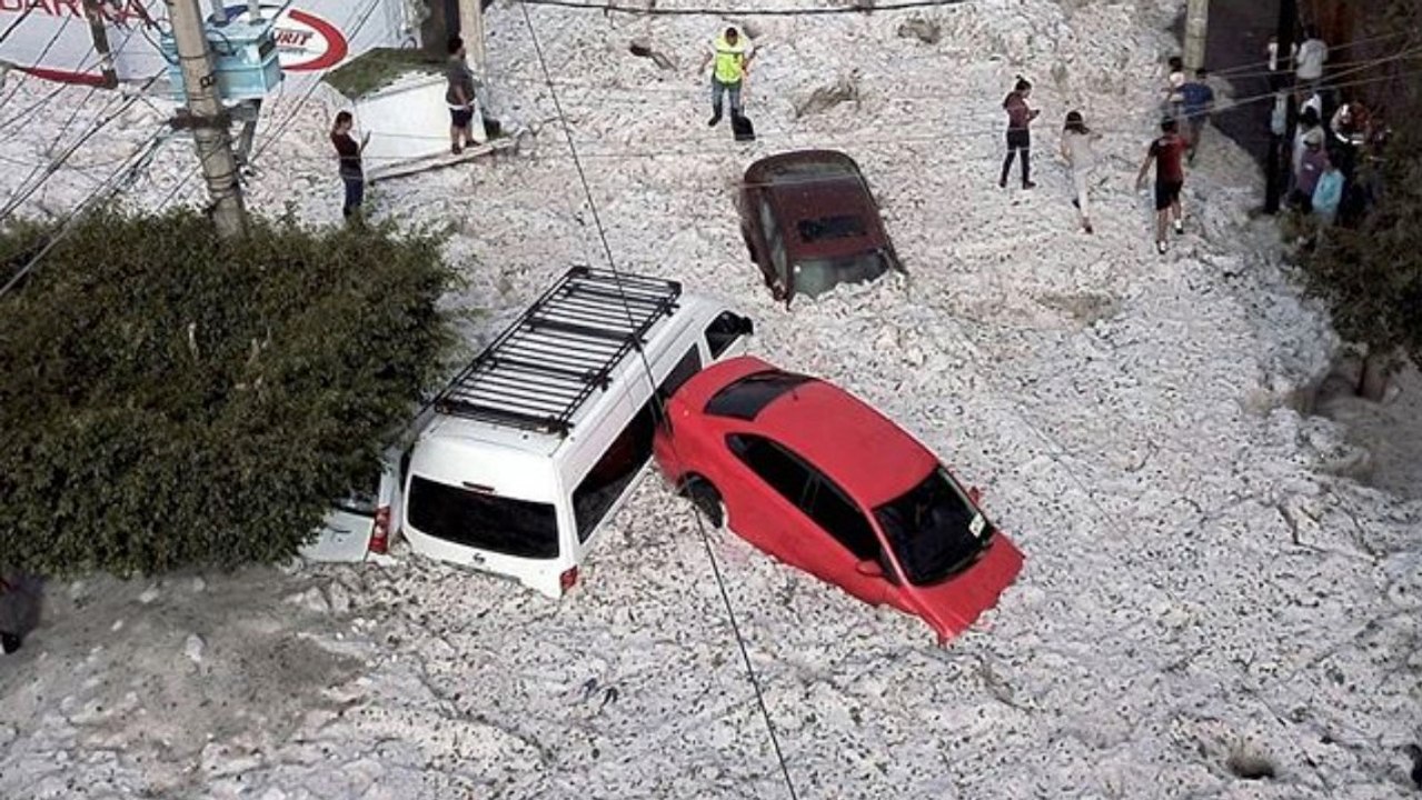 Unwetter in Mexiko: Stadt wird mitten im Juni von 2 Metern Hagel bedeckt