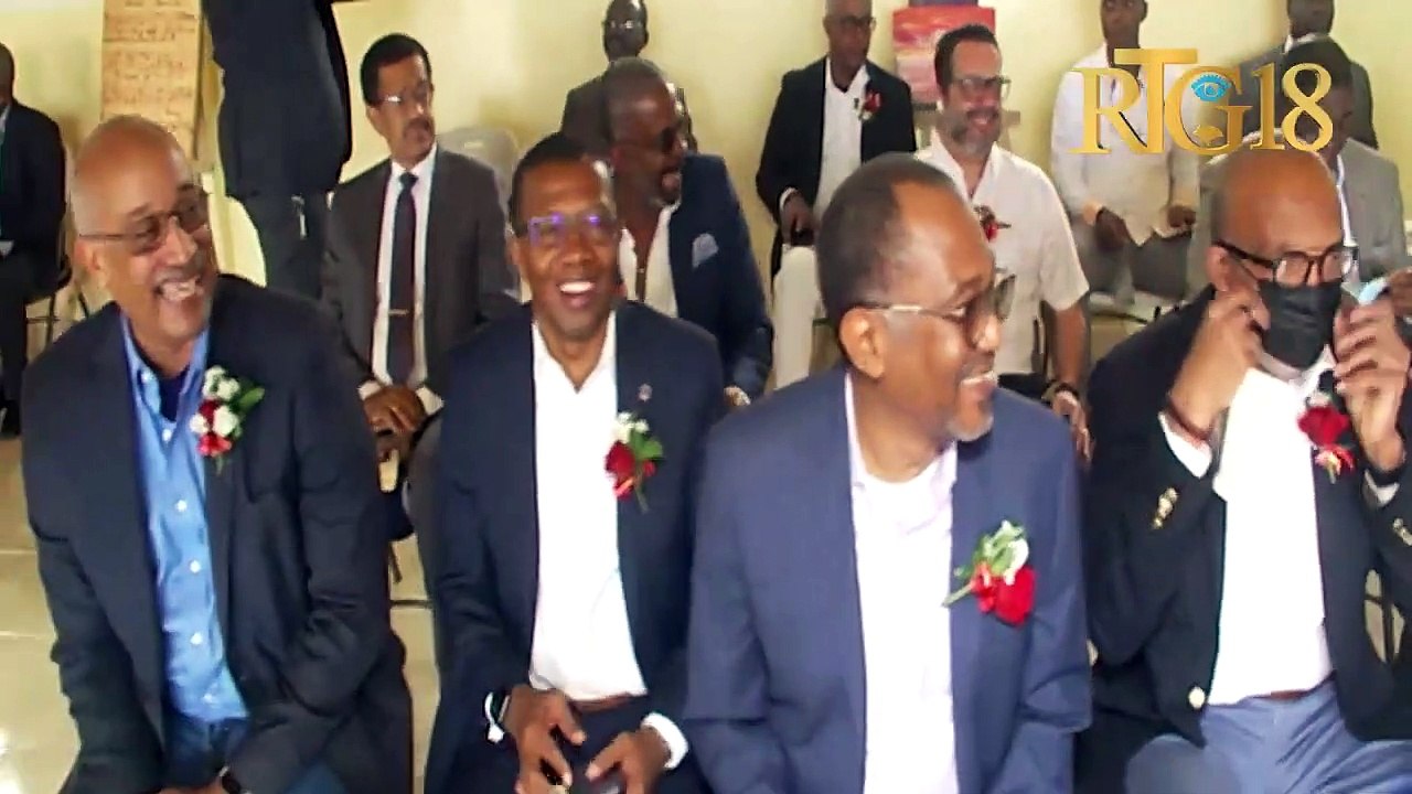 Responsab Saint-Louis de Gonzague yo ak pwomosyon SLG 81 inogire "Pavillon des Arts et des langues".