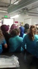 Düşük zammı kabul etmeyen Alpin Çorap emekçileri iş durdurdu!