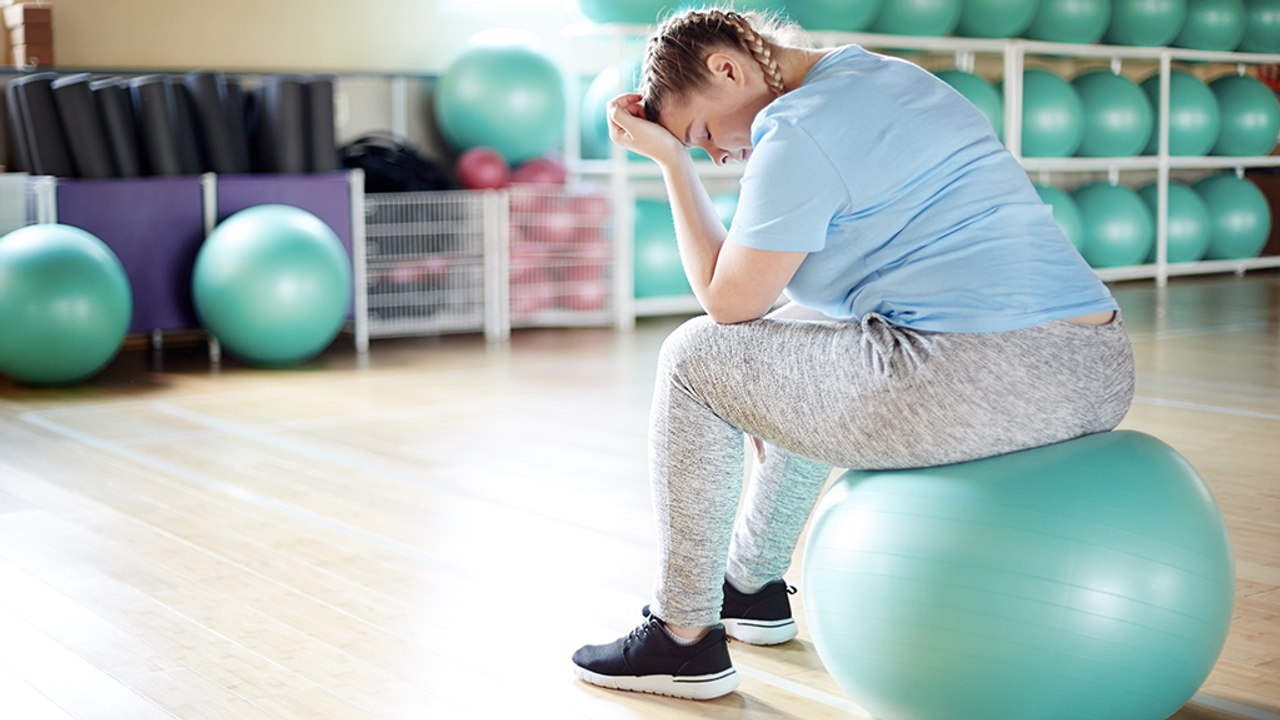 Übergewichtige will abnehmen, doch dann erlaubt sich ihr Fitnesstrainer ekelhafte Aktion