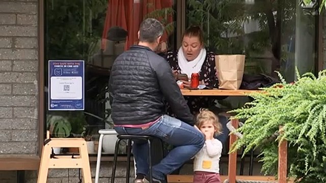 Calls for Canberra to scrap mandated check-in app