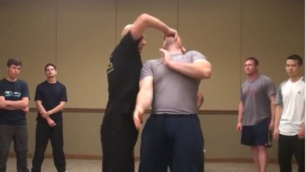 Sehen Sie wie man mit Hilfe von Techniken russischer Soldaten den stärksten Gegner besiegen kann.