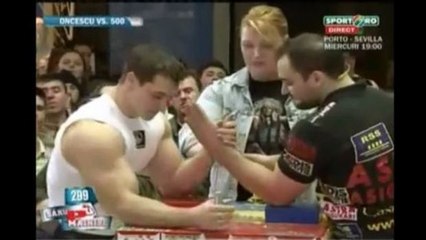 Bodybuildingchampion gegen einen Profi im Armdrücken: Wer gewinnt?