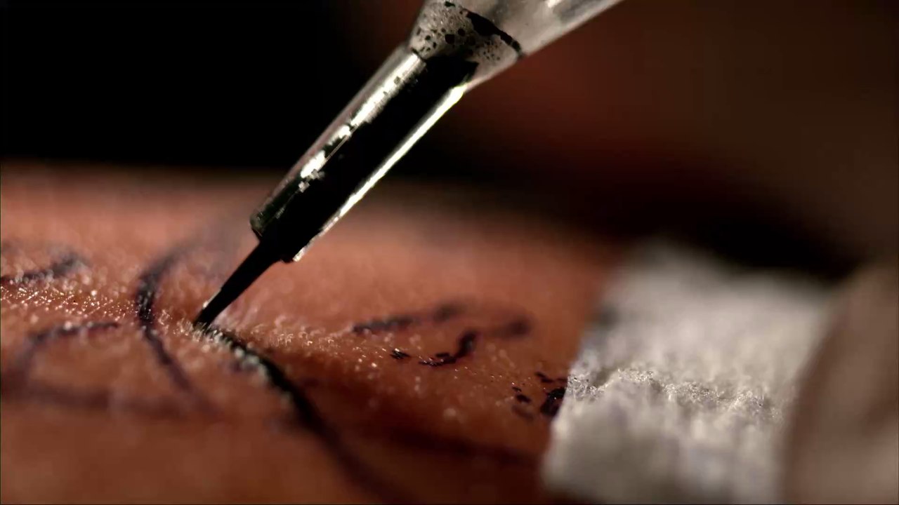 Rolf Buchholz: Der Mann mit den meisten Piercings der Welt (Video)