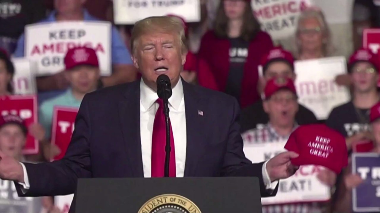 Melania Trump: Die First Lady schafft öffentlichen Auftritt nur mit Donalds Hilfe (Video)