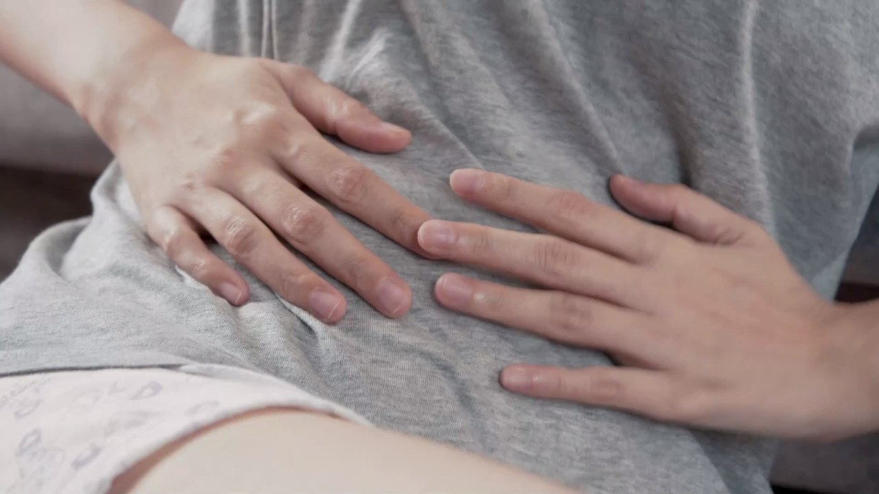 Endometriose: Hinter ihrem aufgeblähten Bauch verbirgt sich eine schwere Erkrankung