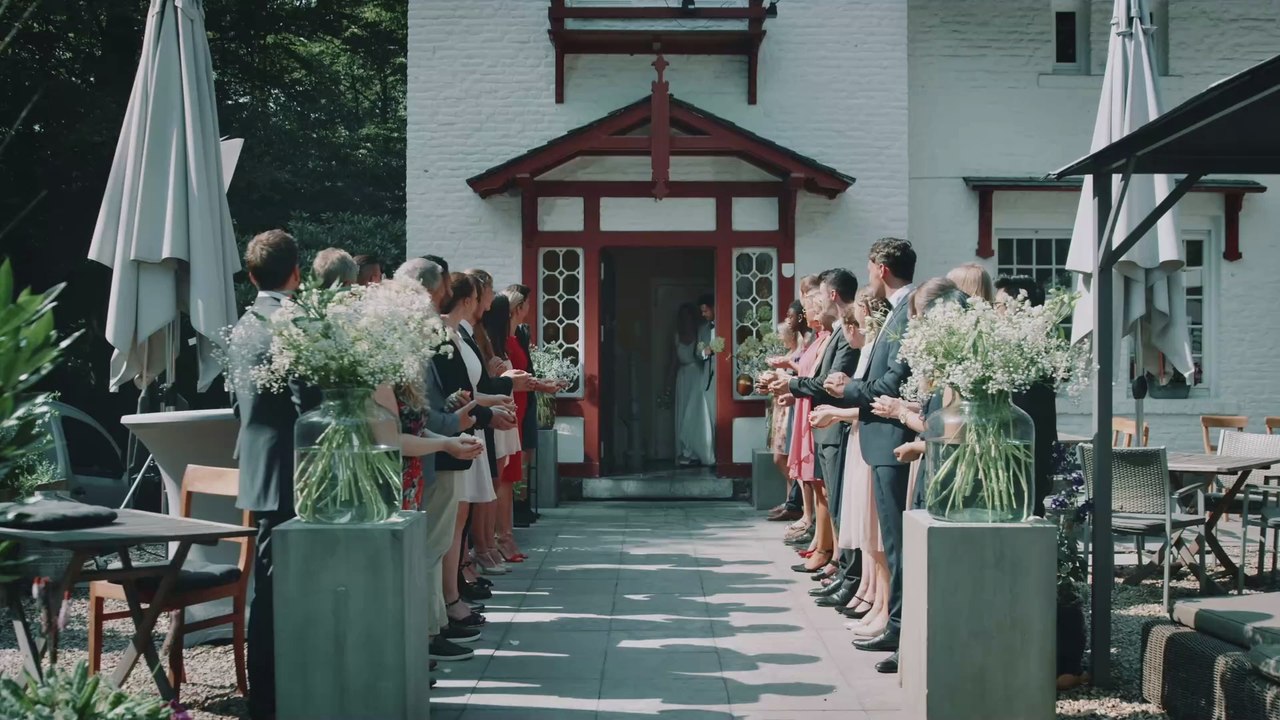 'Füttern von Babys gehört normalisiert': Brautjungfer steht zu ihrem Körper und pumpt auf Hochzeitsfoto Muttermilch ab