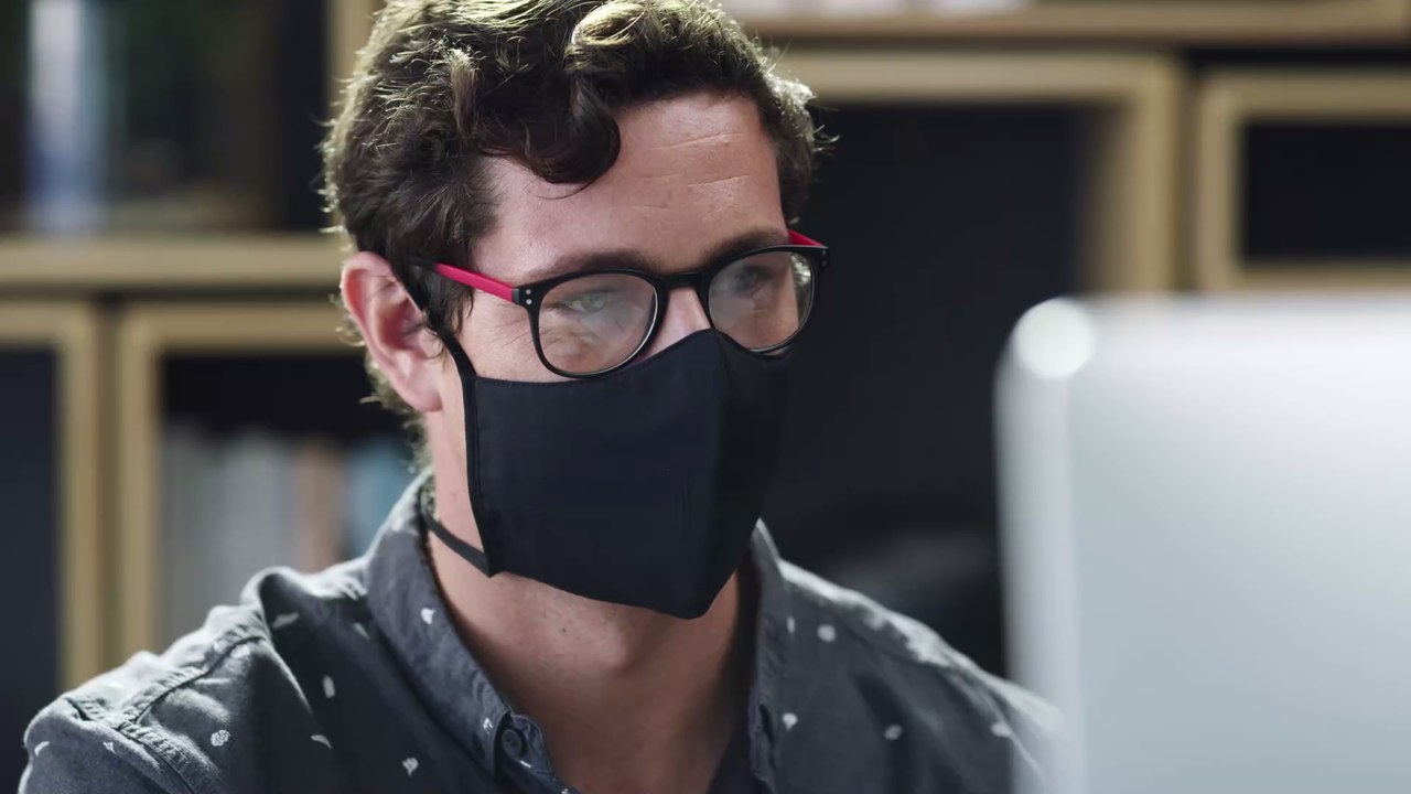 Corona-Maske: Der ultimative Trick, mit dem eure Brille nicht beschlägt!