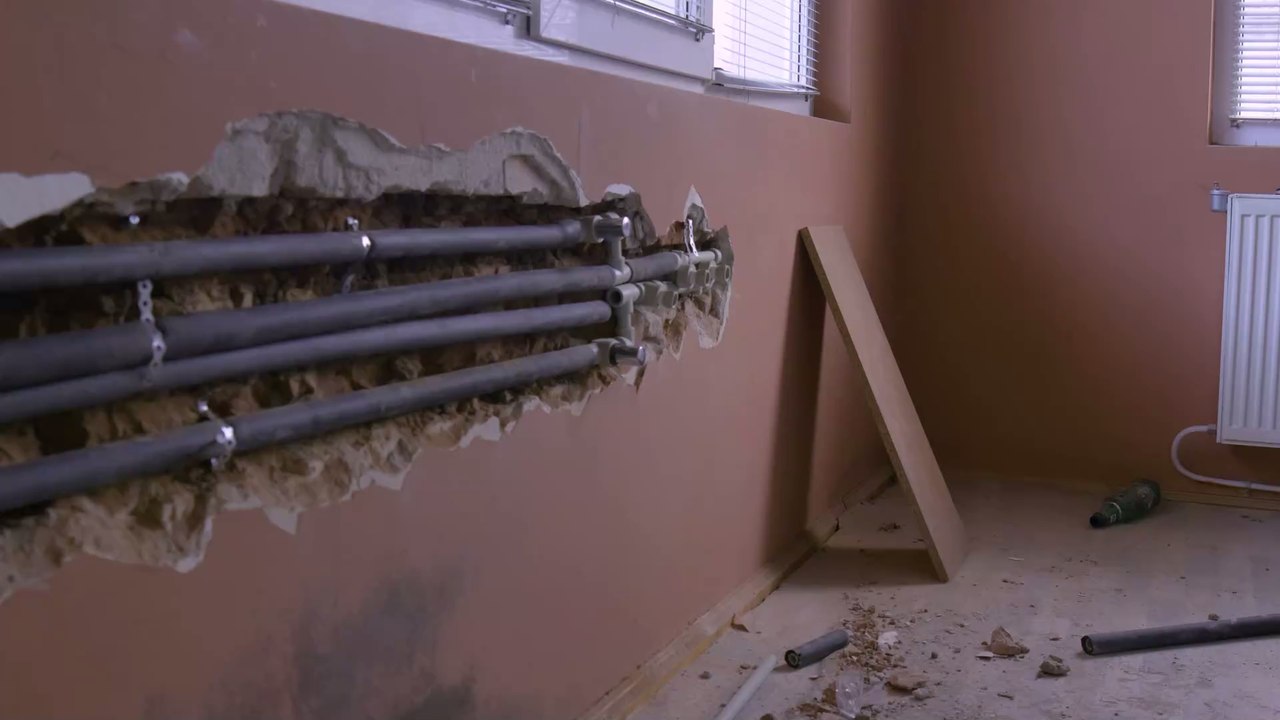 Klempner mit rührender geste gegenüber schwerkranken großmutter