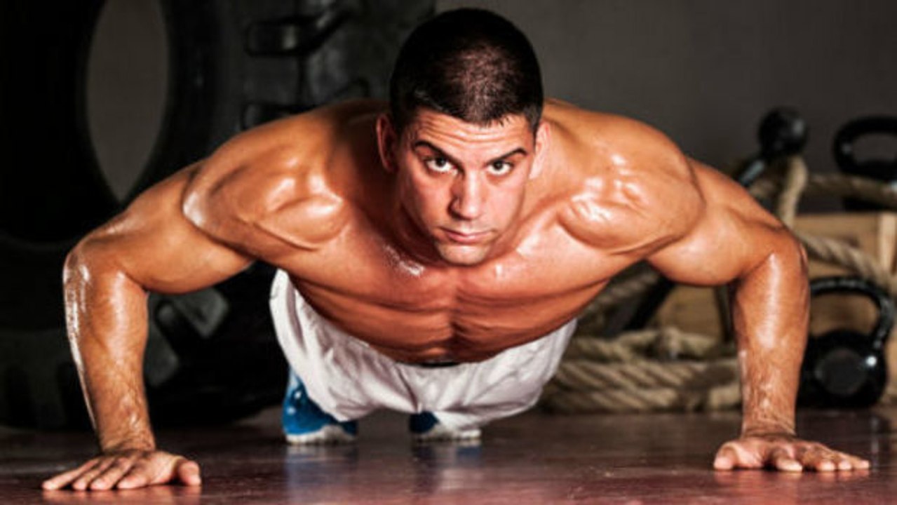 Mit diesem Liegestützen-Programm, das Sie zuhause machen können, bauen Sie im Oberkörper Muskeln auf