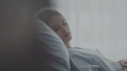 Nach einer der ersten Corona-Impfungen der Geschichte: Eine US-Krankenschwester fällt 10 Minuten nach ihrem Termin in Ohnmacht