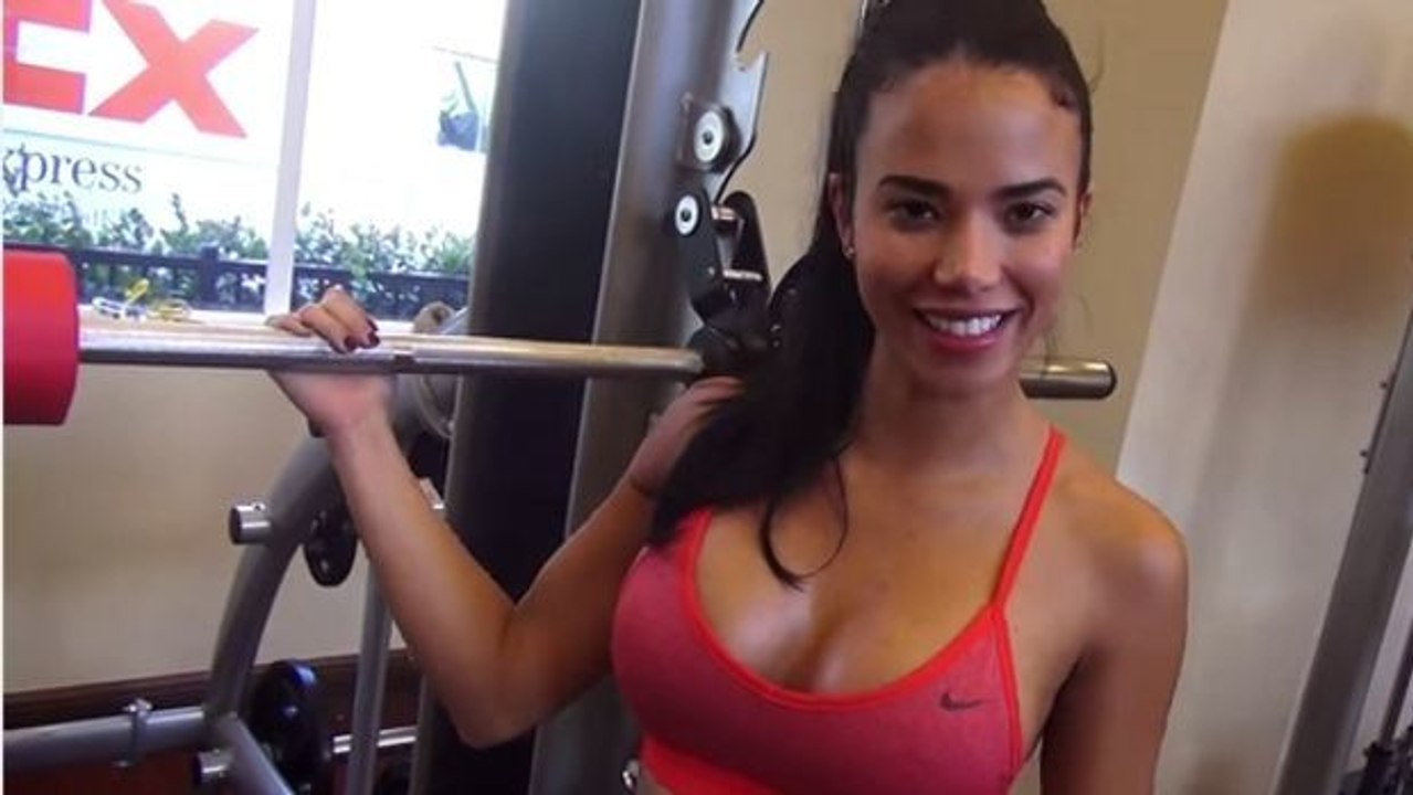 Sehen Sie die schönste Art und Weise für Kniebeugen