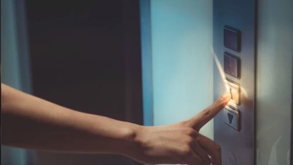 China: Frau beim Spucken im Aufzug mitten in der Pandemie erwischt