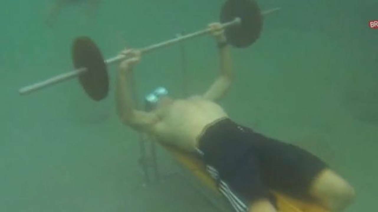 Franzose schlägt den Weltrekord im Bankdrücken unter Wasser mit angehaltener Luft