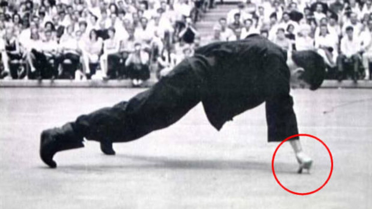 Bruce Lee schafft Liegestützen mit nur zwei Fingern