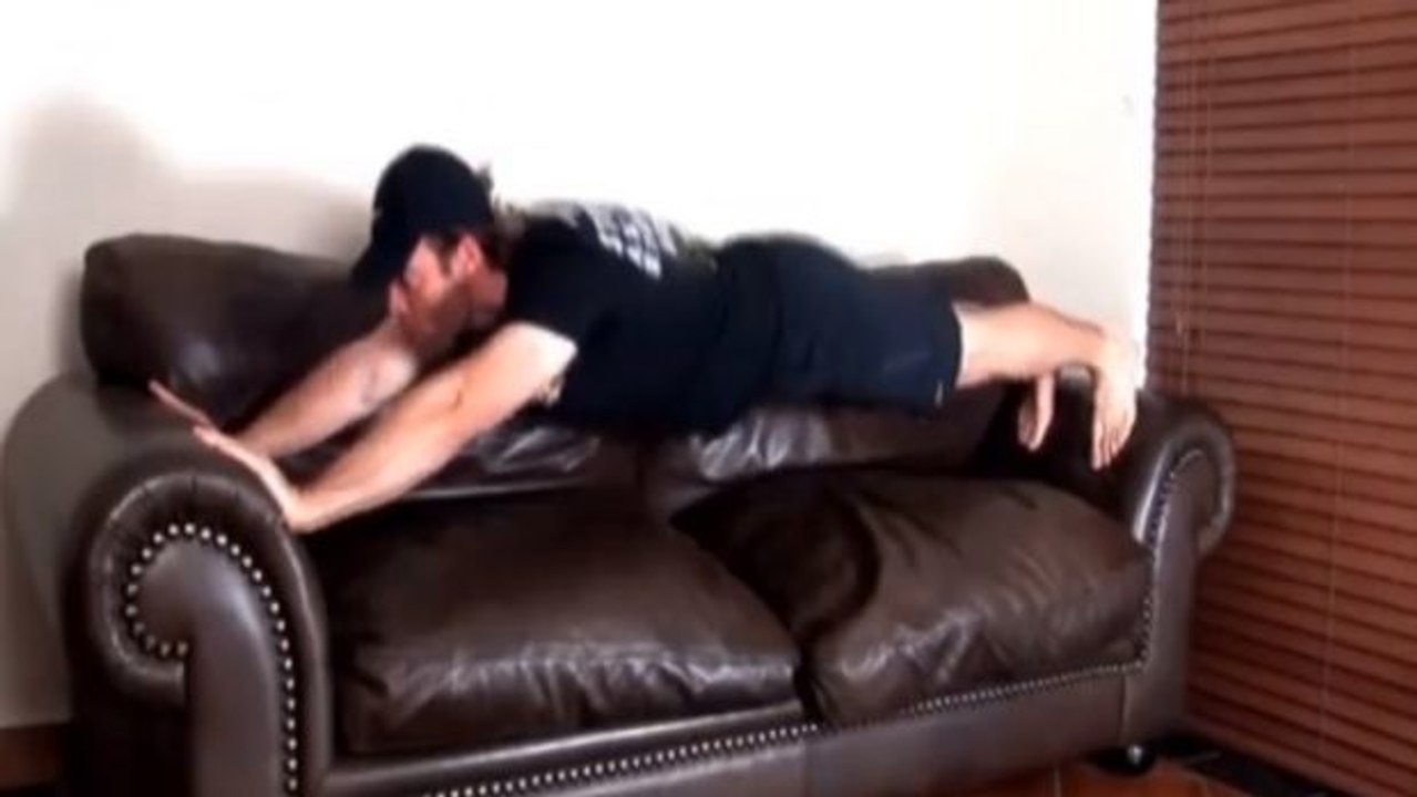 4 einfache Übungen auf der Couch für stärkere Bauchmuskeln