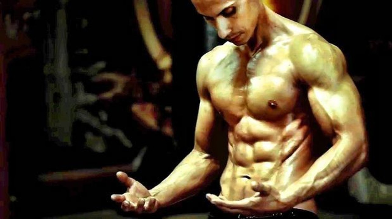 Frank Medrano: Übungen auf zwei Muskelbänken