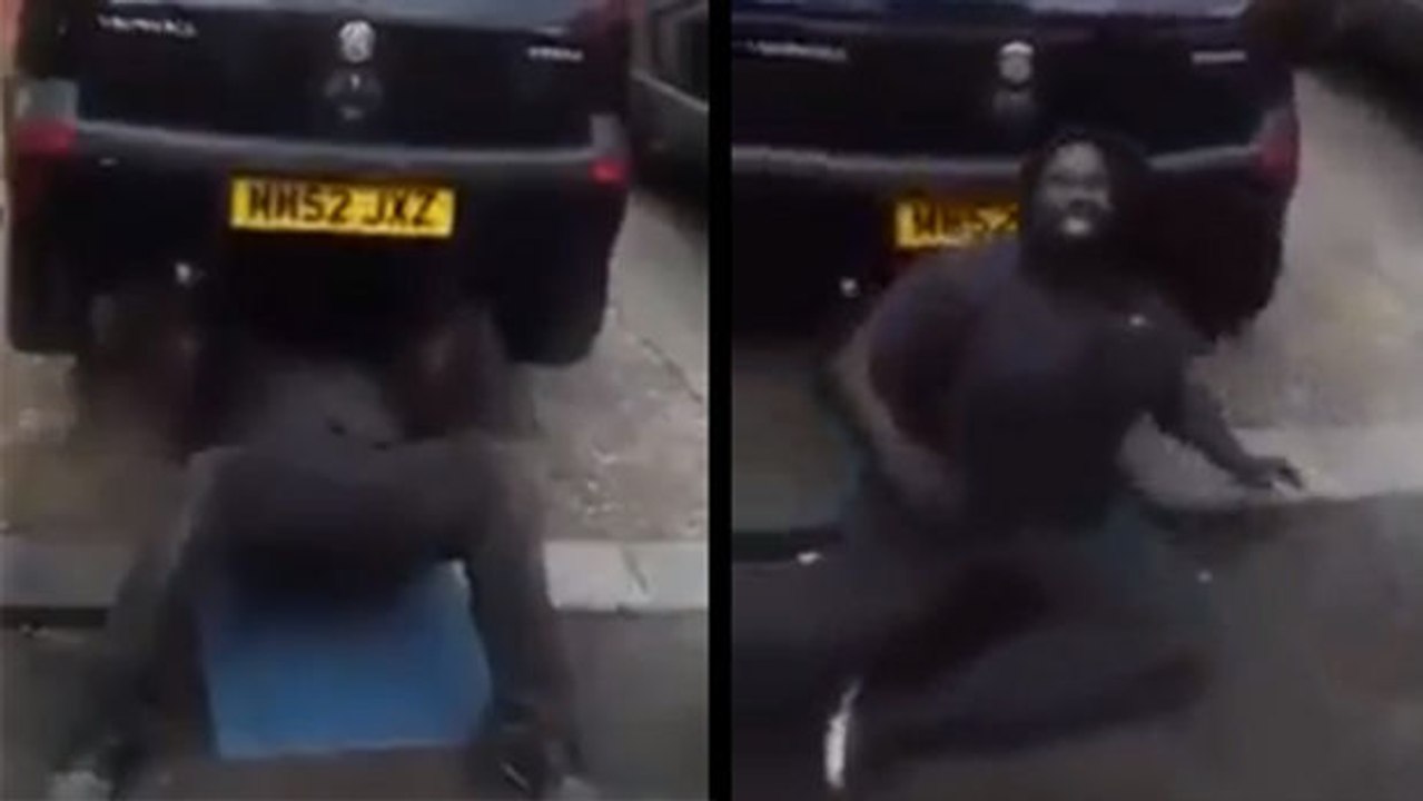 Ein Mann schafft eine hervorragende Leistung: Er hebt ein Auto aus der Position Bankdrücken hoch