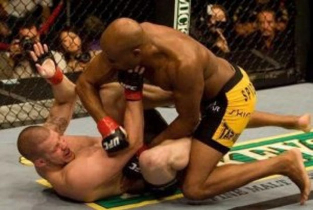 Anderson silva schlägt seinen gegner mit einem meisterhaftem ellenbogenschlag k.o.