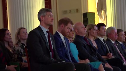 Tải video: Royals: Das überraschende Weihnachtsgeschenk von der Queen für Archie