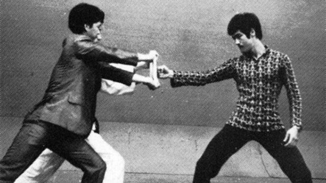 Bruce Lee schafft es ein Brett zu durchbrechen