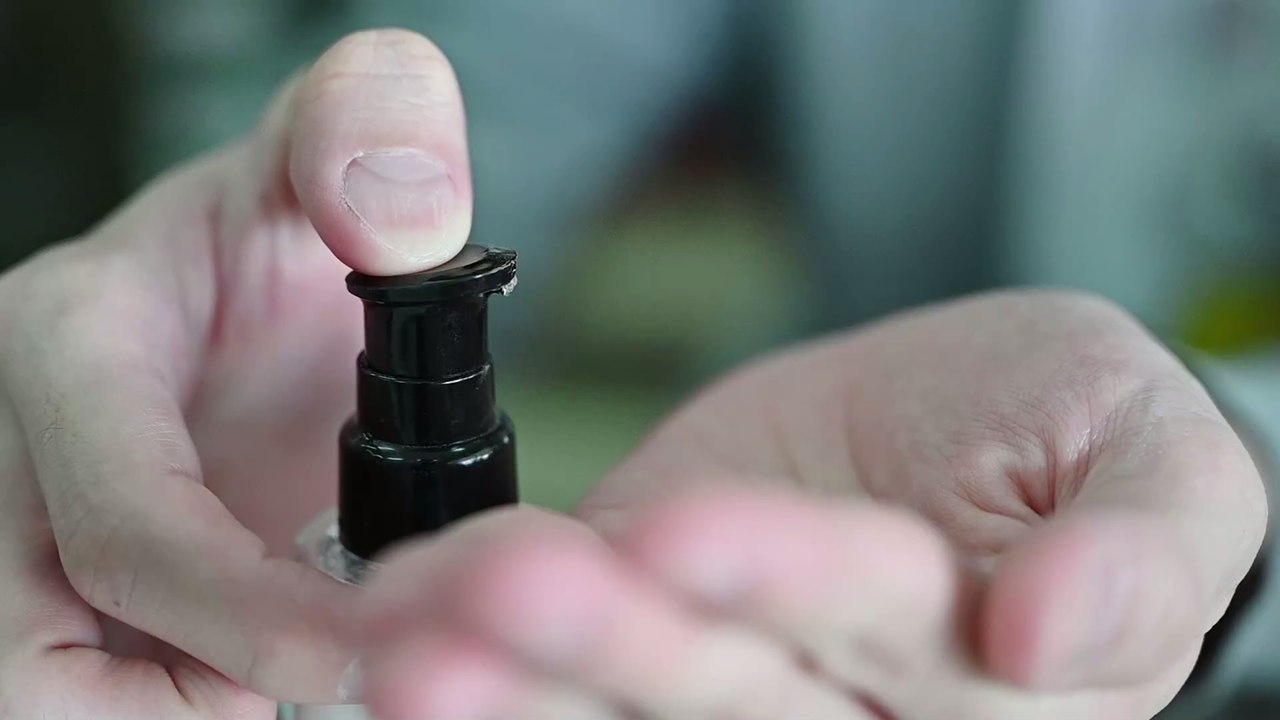 'A Bad Idea': Influencerin mit Superkleber im Krankenhaus