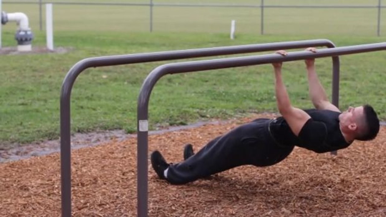 Programm: 21 Übungen für den Muskelaufbau am ganzen Körper, die man an Parallelbarren machen kann