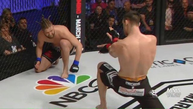 MMA-Kämpfer macht Kamehameha, bevor er seinen Gegner K. o. schlägt
