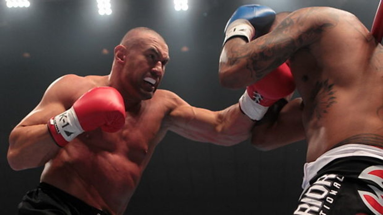 Jérôme Le Banner legt seinen Gegner mit einer gewaltigen Rechten auf die Bretter!